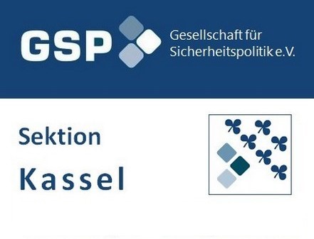 Logo der GSP, Gesellschaft für Sicherheitspolitik e.V., mit Text 'Sektion Kassel' darunter. Blaue Quadrate und Kleeblätter.