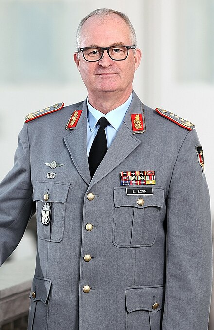 Porträt von General Eberhard Zorn in grauer Militäruniform, leicht lächelnd.