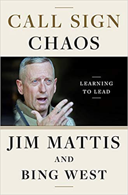 Buchcover für „Call Sign Chaos: Learning to Lead“ von Jim Mattis und Bing West, mit einem Foto von Mattis, der spricht.