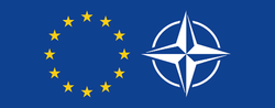 Die Flagge der Europäischen Union und das NATO-Logo nebeneinander auf blauem Grund, symbolisieren ihre Zusammenarbeit.