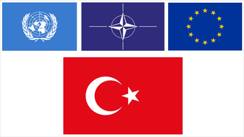 Flaggen der Vereinten Nationen, NATO, Europäischen Union und der Türkei.