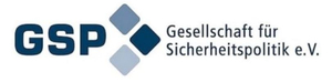 GSP-Logo mit drei hellblauen und einem dunkelblauen Rautenmuster und dem Text Gesellschaft für Sicherheitspolitik e.V.