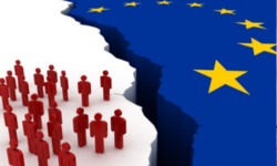 Ein tiefer Graben trennt eine Gruppe roter Menschenfiguren von einer blauen Oberfläche mit Europäischen Union Sternen.