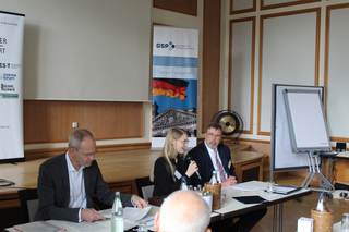 Über Europa und die Atlantische Allianz referierten Generalmajor Dag Baehr (l.) Vizepräsident BND) und Klaus-Dieter Frankenberger (r.), Journalist der Frankfurter Allgemeine Zeitung. Die Moderation hatte Dr. Christine Heidbrink, Sprecherin der JungeGSP in NRW). 