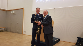 SL Gerhard Ziegelbauer überreicht Generalmajor Michael Traut einen Ammonit von der Schwäb.Alb