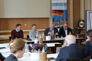 Zum Abschluss der Liebenberg Konferenz diskutierten Prof. Dr. Gerlinde Groitl von der Universität Regenburg, Jan Techau (r.) (Eurasia Group) und Jacob Ross (l.), Deutsche Gesellschaft für Auswärtige Politik (Büro Paris) darüber, wie Deutschland seine Prioritäten setzen muss. Präsident Dr. Hans-Peter Bartels behielt die Übersicht und beendete mit Dank an die Referenten und Organisatoren die Liebenberg Konferenz. 