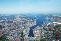 Luftaufnahme von Kiel, Deutschland, mit Stadt, Hafen und der Kieler Förde, die zur Ostsee führt.