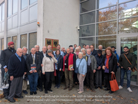Gruppe von Besuchern der Gesellschaft für Sicherheitspolitik vor dem Kommando Cyber- und Informationsraum in Bonn.