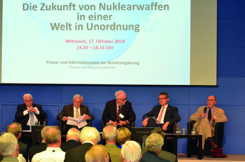 Podiumsdiskussion zur Zukunft von Atomwaffen in einer ungeordneten Welt mit fünf Rednern und Publikum.