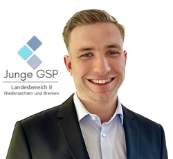 Lachender junger Mann im Anzug, mit dem Logo 'Junge GSP Landesbereich II Niedersachsen und Bremen'.