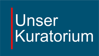 Schriftzug "Unser Kuratorium" auf blauem Grund mit einem roten vertikalen Balken.