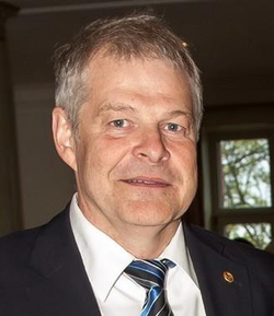 Porträt von Lars H. Thunell, schwedischer Ökonom, lächelt leicht und trägt Anzug und gestreifte Krawatte.