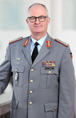 Porträt des deutschen Generals Eberhard Zorn in grauer Militäruniform mit verschiedenen Orden und Brille.