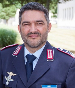 Porträt eines Offiziers der Luftwaffe in Uniform mit Namensschild 'GRÄFE'.