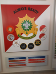 Militärische Präsentationstafel mit Einheitenabzeichen, Slogans 'Always Ready / Toujours Pret' und Einsatzhistorie.