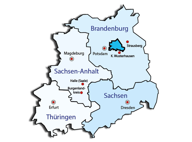 Karte der deutschen Bundesländer Brandenburg, Sachsen-Anhalt, Sachsen und Thüringen mit wichtigen Städten.