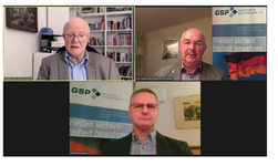 Videokonferenz mit drei Männern: BrigGen a.D. Helmut Ganser, Vertreter der GSP Sektion Bad Neuenahr-Ahrweiler und ein Online-Moderator.