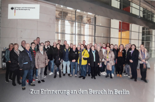 Gruppe von etwa 30 Besuchern vor dem Presse- und Informationsamt der Bundesregierung in Berlin.