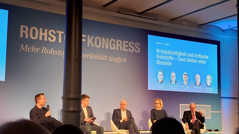 Podiumsdiskussion beim Rohstoffkongress über Kriegstüchtigkeit und kritische Rohstoffe, mit mehreren Sprechern auf der Bühne.