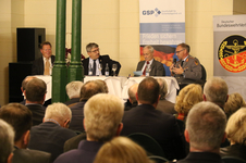 Podiumsdiskussion der Gesellschaft für Sicherheitspolitik (GSP) mit Offizier am Mikrofon vor einem Publikum.
