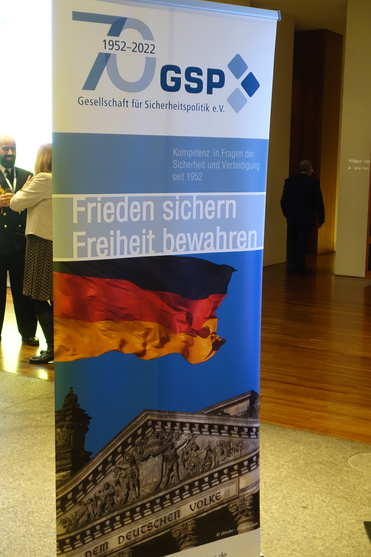 Werbebanner der GSP Gesellschaft für Sicherheitspolitik e.V. zum 70-jährigen Jubiläum mit Slogan 'Frieden sichern Freiheit bewahren', deutscher Flagge und Reichstag.
