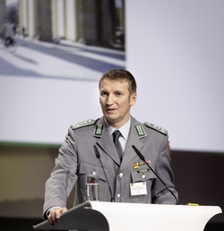 Ein Bundeswehroffizier, SENSBURG, spricht am Rednerpult bei der Jahrestagung der Reserve der Bundeswehr 2021.