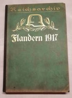 Grüner Bucheinband "Reichsarchiv Flandern 1917" mit deutschem Helm und Lorbeerkranz.