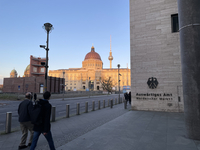 Deutsches Auswärtiges Amt, beleuchtetes Humboldt Forum und Berliner Fernsehturm unter blauem Himmel zur goldenen Stunde.