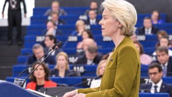 Ursula von der Leyen spricht am Rednerpult im Europäischen Parlament vor Zuhörern.