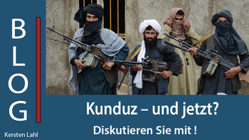 Eine Gruppe bewaffneter Männer in traditioneller Kleidung mit Maschinengewehren. Einige Gesichter sind bedeckt.