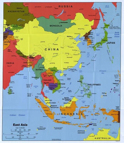 Politische Karte Ostasiens, zeigt Länder, Hauptstädte und umliegende Ozeane, inkl. China, Japan, Indien und Indonesien.