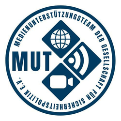 Logo des Medienunterstützungsteams MUT der Gesellschaft für Sicherheitspolitik e.V. mit Globus, WLAN- und Kamera-Symbolen.