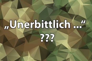 Weißer Text "Unerbittlich ... ???" auf einem grün-braunen polygonalen Tarnmusterhintergrund.