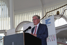 Ein Mann mit Brille und Anzug spricht an einem Rednerpult mit Mikrofon vor einem Banner der Friedrich-Ebert-Stiftung.