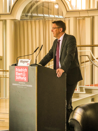Mann Wagner am Rednerpult der Friedrich Ebert Stiftung im Steigenberger Grandhotel Petersberg.