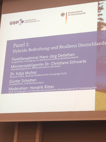 Präsentationsfolie zum Panel "Hybride Bedrohung und Resilienz Deutschlands" der GSP und Bundesakademie für Sicherheitspolitik.