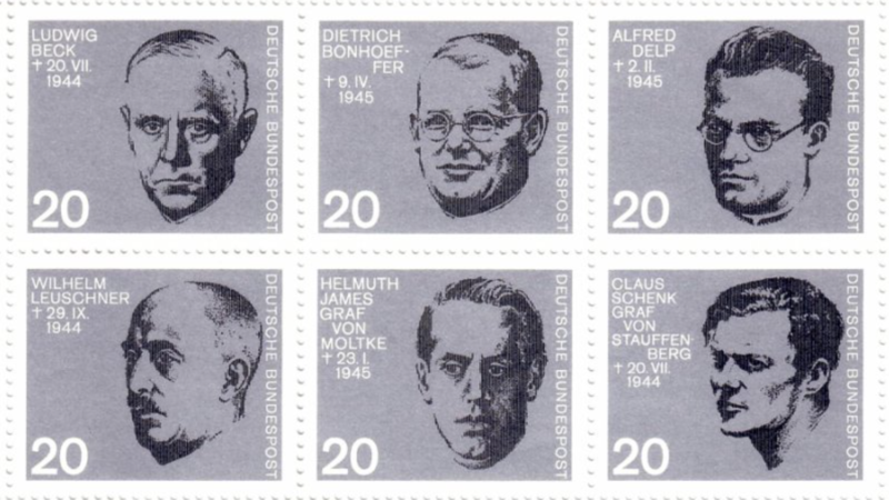 Ein Bogen mit sechs deutschen Briefmarken, die Porträts wichtiger Persönlichkeiten des deutschen Widerstands zeigen.