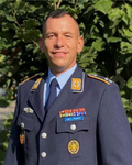 Porträt eines lächelnden Soldaten in deutscher Militäruniform mit Medaillen und Namensschild 'HELL-HUNDT'.