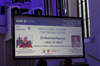 Präsentationsfolie über Zivilverteidigung, Resilienz, Krisen- und Katastrophenvorsorge, mit zwei Referenten und Logos.