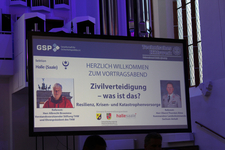 Präsentationsfolie über Zivilverteidigung, Resilienz, Krisen- und Katastrophenvorsorge, mit zwei Referenten und Logos.