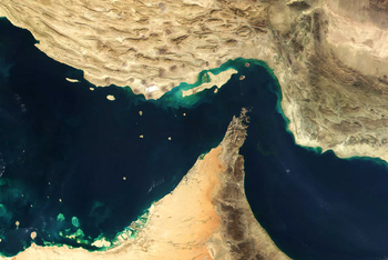 Satellitenansicht des Persischen Golfs, umgeben von der sandigen Arabischen Halbinsel und der rauen iranischen Küste.