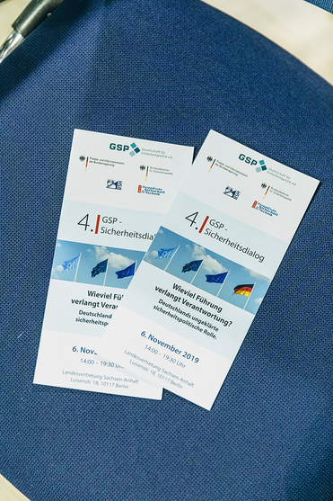 Zwei Flyer für den 4. GSP Sicherheitsdialog am 6. November 2019 in Berlin zum Thema Deutschlands sicherheitspolitische Rolle.