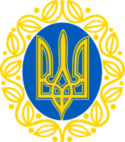 Ukrainisches Wappen (Tryzub) in Gold auf blauem Kreis, umgeben von einem goldenen Zierrahmen mit Blättern und Punkten.