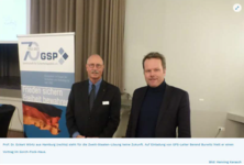 GSP-Veranstaltung mit Prof. Dr. Eckart Wörtz und Berend Burwitz Zwei Männer, Eckart Wörtz (rechts) und Berend Burwitz (links), lächeln vor einem GSP-Banner.