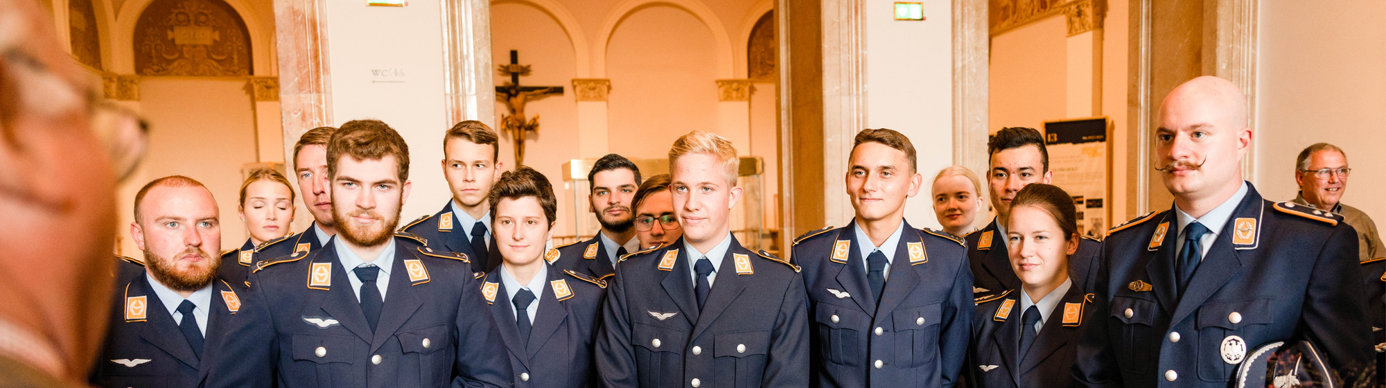Gruppe junger Soldatinnen und Soldaten der Luftwaffe in Uniform bei einer GSP-Veranstaltung