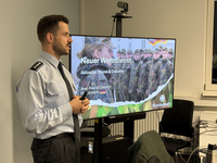 Bundeswehr-Offizier Jean-Pascal Ostreich präsentiert zum „Neuen Wehrdienst“ und dessen Debatte, Soldaten auf Bildschirm.
