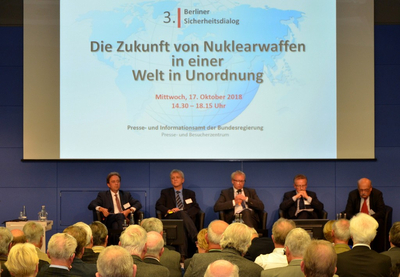 Fünf Redner auf einem Podium diskutieren beim 3. Berliner Sicherheitsdialog die Zukunft von Nuklearwaffen vor einem Publikum.