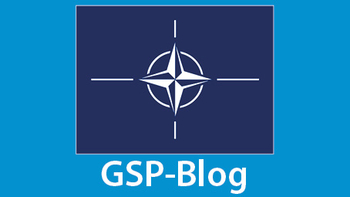 NATO-Flaggenemblem über dem Text „GSP-Blog“ auf blauem Hintergrund.