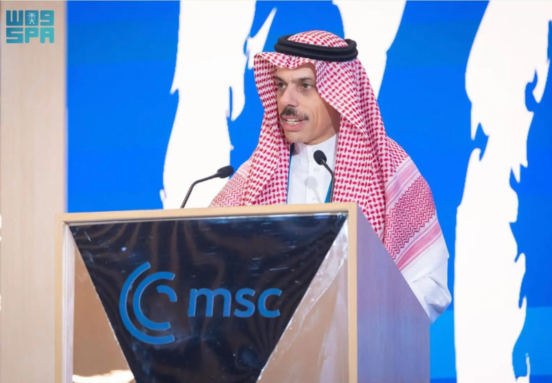 Der saudische Außenminister Prinz Faisal bin Farhan Al Saud spricht an einem Podium mit dem MSC-Logo.
