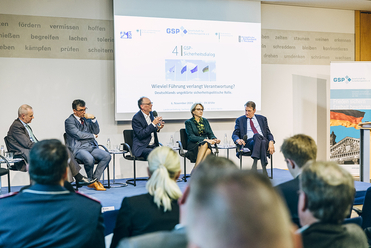 Podiumsdiskussion zum GSP-Sicherheitsdialog über Deutschlands Sicherheitspolitik mit fünf Rednern und Publikum.